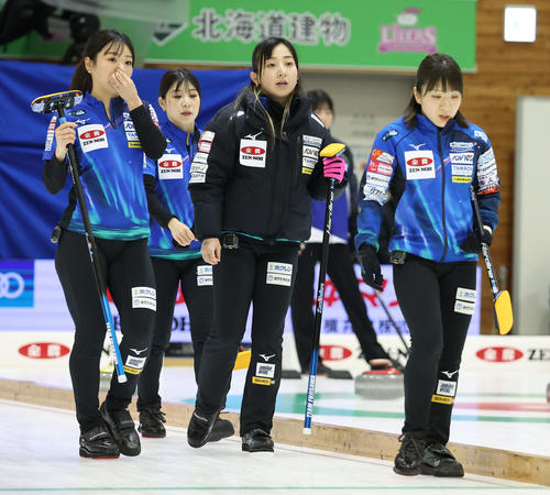 岩手県協会対ロコ・ソラーレ　第4エンド、岩手県協会に得点を許し肩を落とすロコ・ソラーレの選手たち。左から吉田知、吉田夕、藤沢、鈴木（撮影・佐藤翔太）