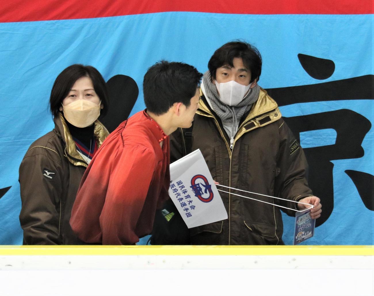 国民スポーツ大会冬季大会　少年男子フリーの演技後に言葉を交わす織田信義（手前）と織田信成（撮影・藤塚大輔）