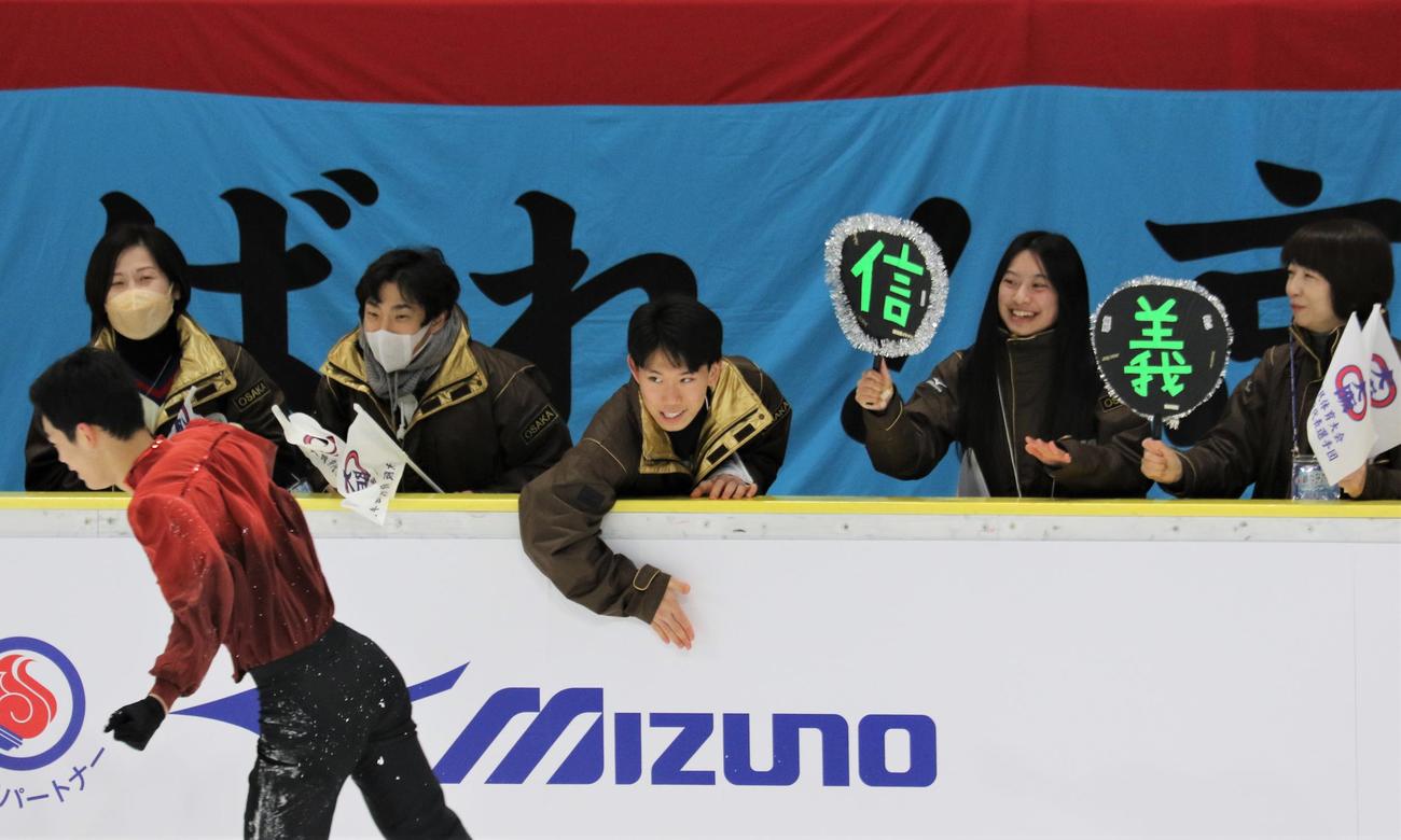 国民スポーツ大会冬季大会　少年男子フリーで演技を披露する織田信義（手前左）とリンクサイドからエールを送る織田信成（左から2人目）（撮影・藤塚大輔）