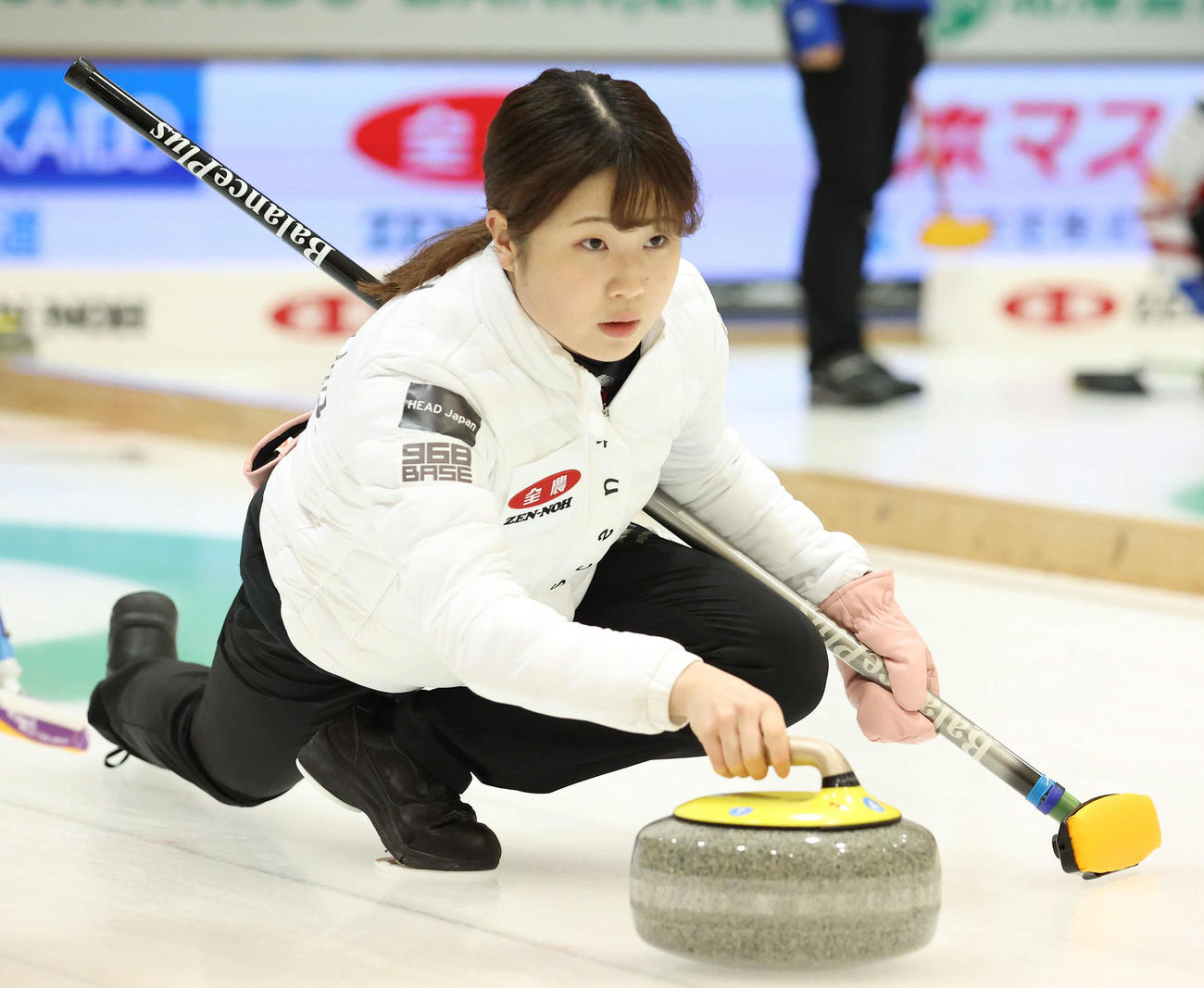 ロコ・ソラーレ対グランディール　第4エンド、ショットを放つグランディールの大関（撮影・佐藤翔太）
