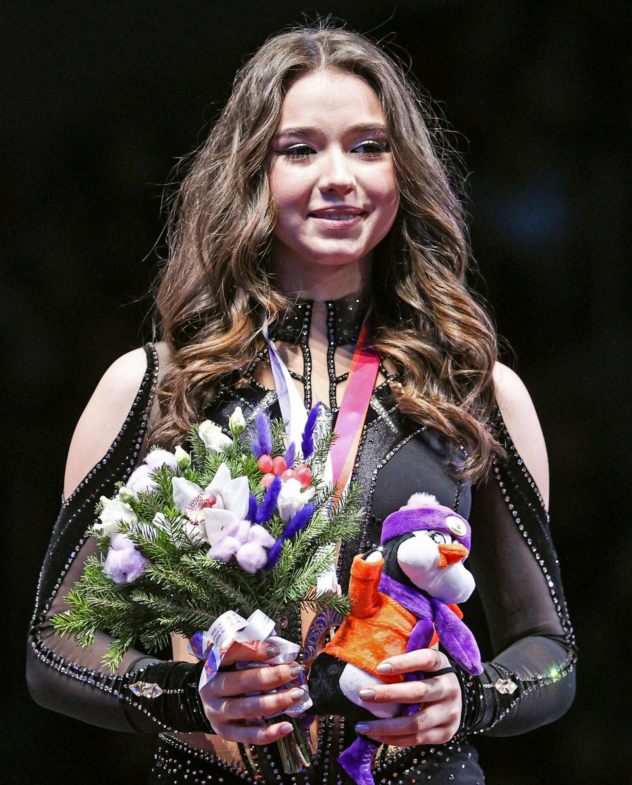 フィギュアスケートのロシア選手権の表彰式でメダルを受け取ったカミラ・ワリエワ＝2023年12月、チェリャビンスク（タス＝共同）