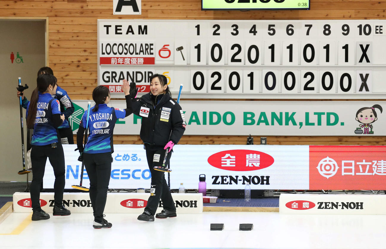 ロコ・ソラーレ対グランディール　グランディールに勝利し喜び合う藤沢五月（右）らロコ・ソラーレの選手たち（撮影・佐藤翔太）
