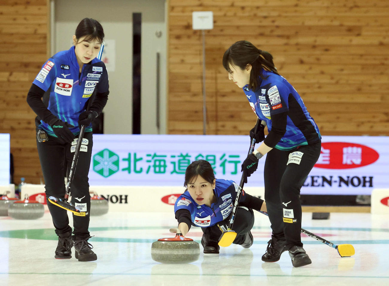 ロコ・ソラーレ対グランディール　第3エンド、ショットを放つロコ・ソラーレの吉田知。左は吉田夕、右は鈴木（撮影・佐藤翔太）