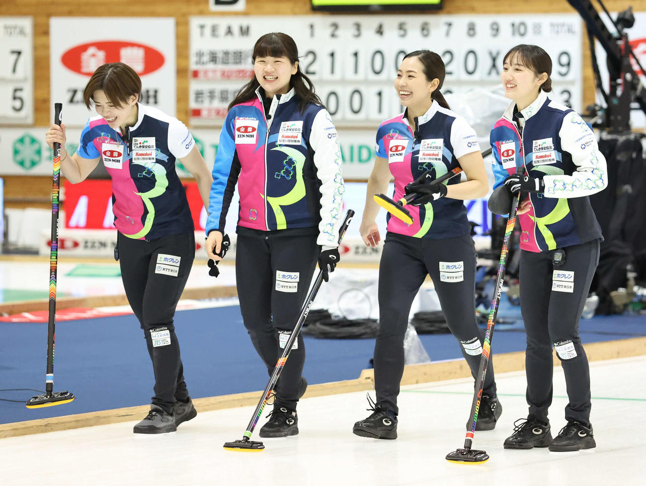 中部電力対フォルティウス　中部電力に勝利し笑顔を見せるフォルティウスの選手たち。左から小野寺、小谷、近江谷、小林（撮影・佐藤翔太）