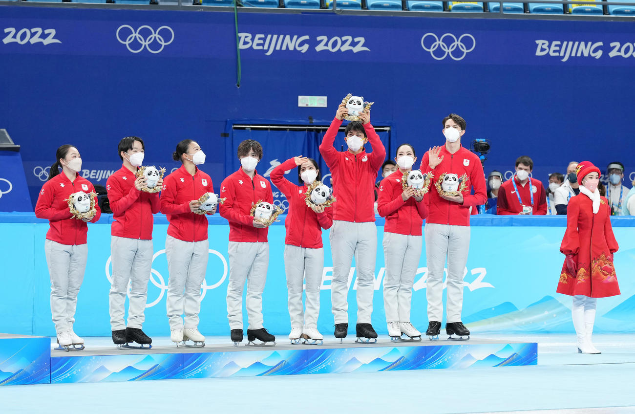 2022年2月7日、北京五輪のフィギュアスケート団体で銅メダルを獲得し記念写真に納まる、左から樋口、鍵山、坂本、宇野、三浦、木原、小松原美里、小松原尊