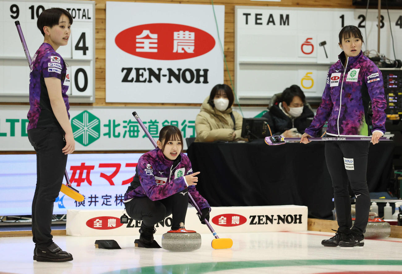 北海道銀行対岩手県協会　第4エンド、指示を出す北海道銀行の仁平。左は中島、右は山本（撮影・佐藤翔太）