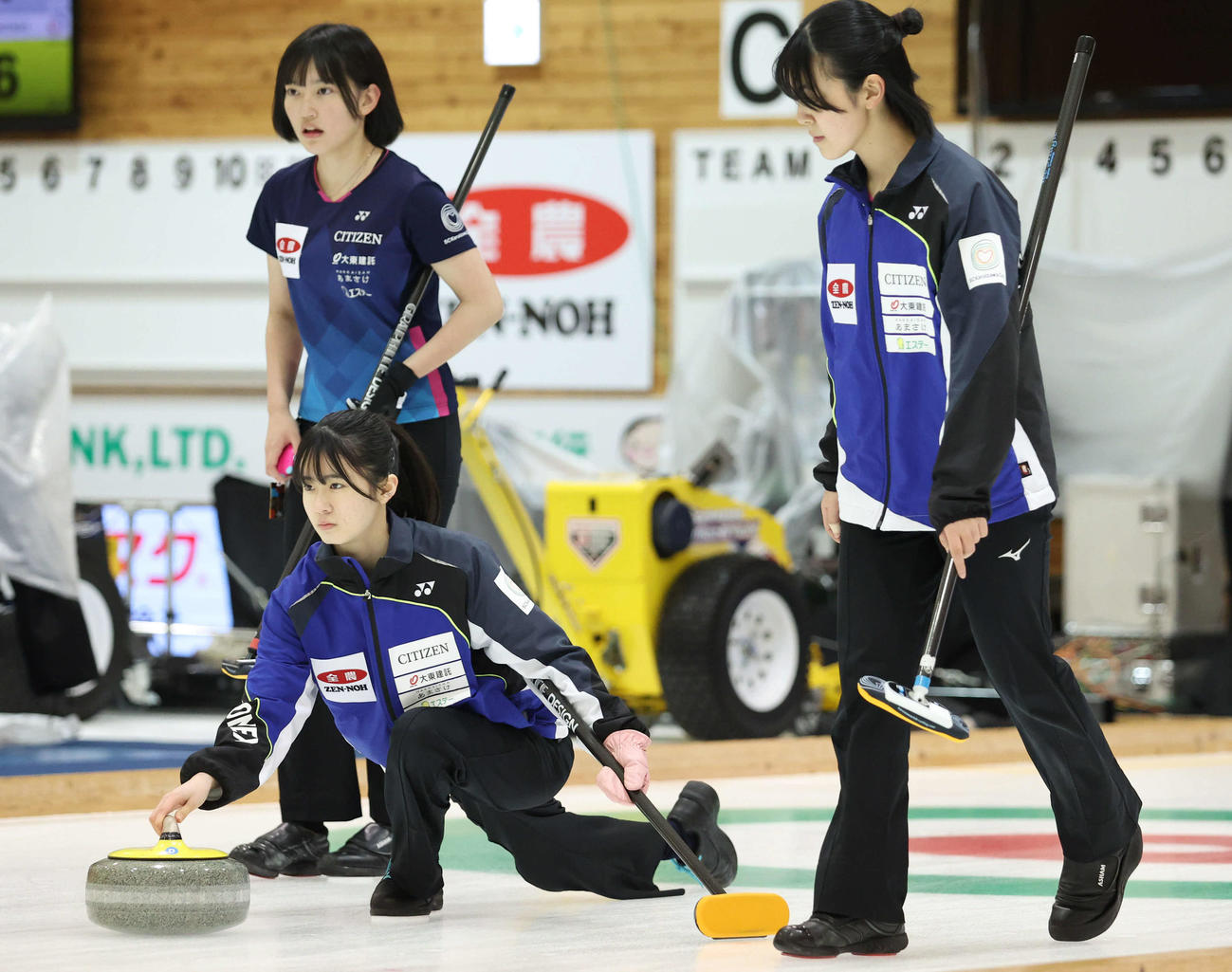チーム広島対SC軽井沢クラブジュニア　第4エンド、ショットを放つSC軽井沢クラブジュニアの渡辺（撮影・佐藤翔太）