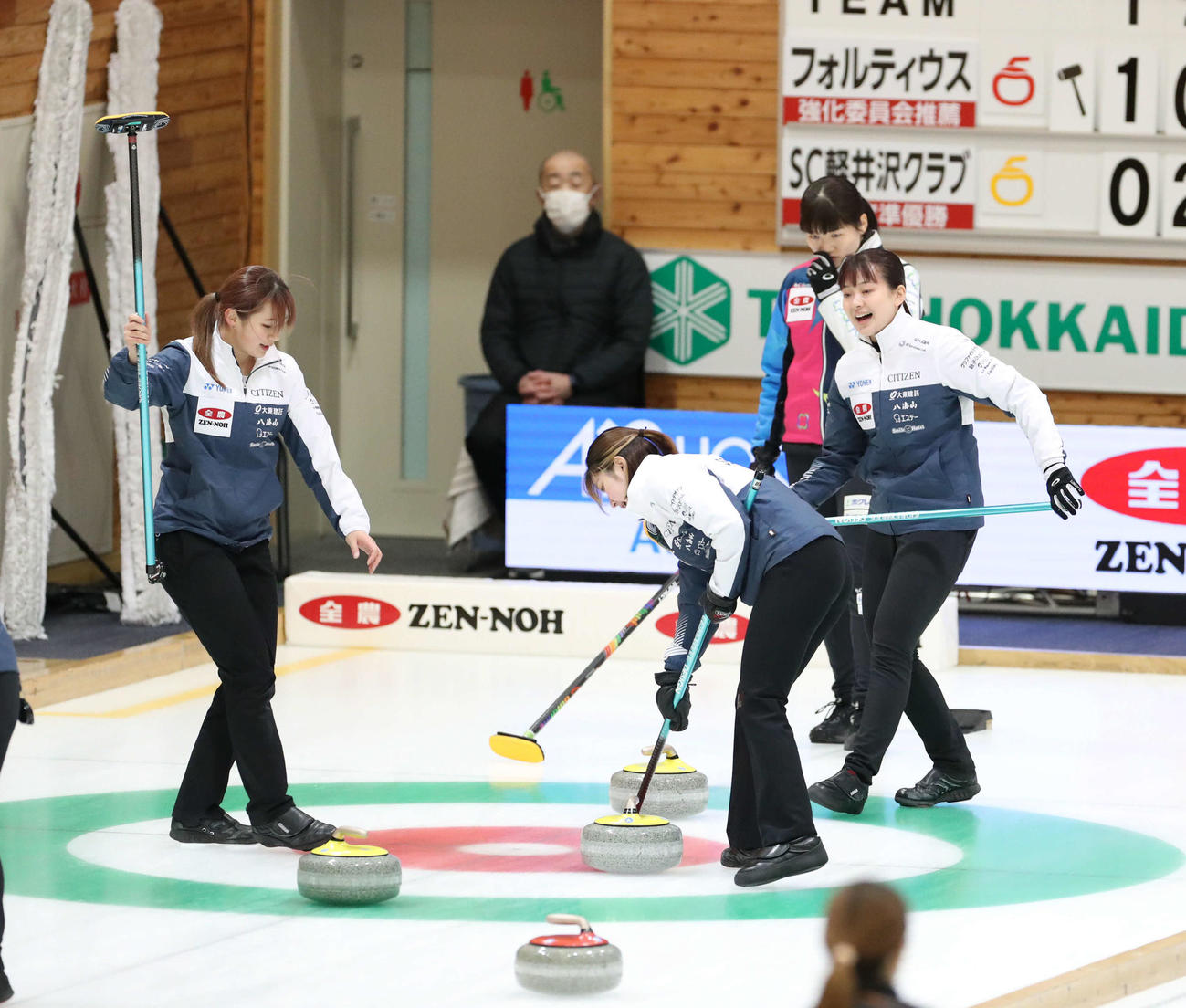 フォルティウス対SC軽井沢クラブ　第9エンド、笑顔でプレーするSC軽井沢クラブの選手たち（撮影・佐藤翔太）