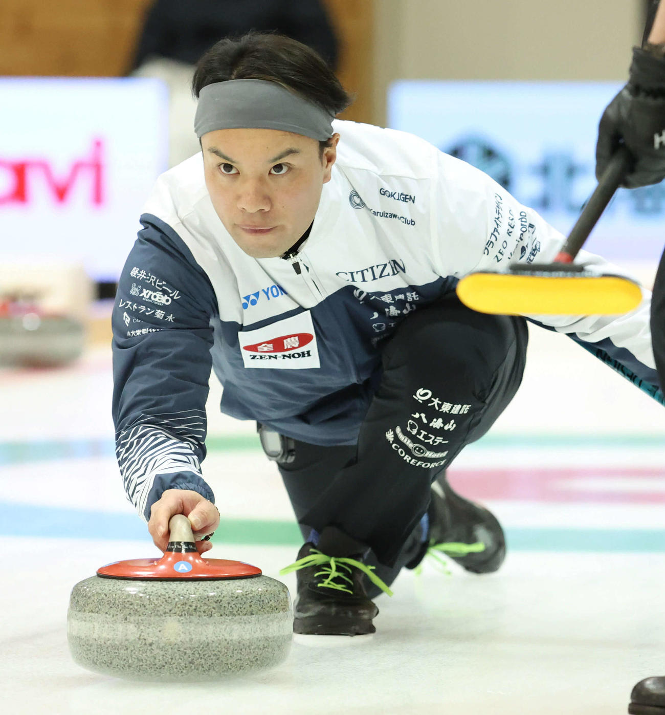 SC軽井沢クラブ対チーム佐藤　第3エンド、ショットを放つSC軽井沢クラブの山口（撮影・佐藤翔太）