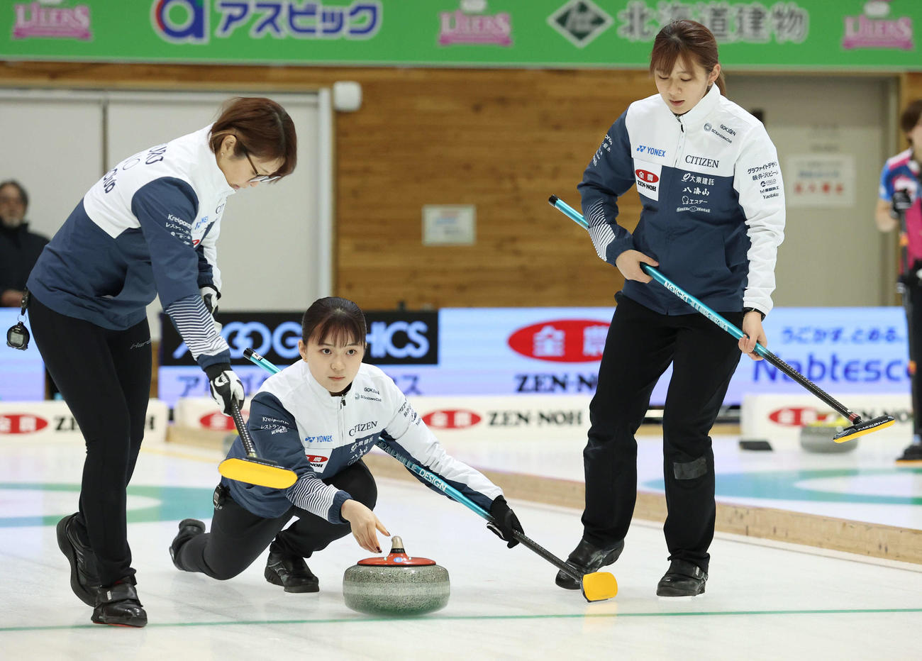 SC軽井沢クラブ対チーム広島　第1エンド、ショットを放つSC軽井沢クラブの上野美。左は西室、右は上野結（撮影・佐藤翔太）