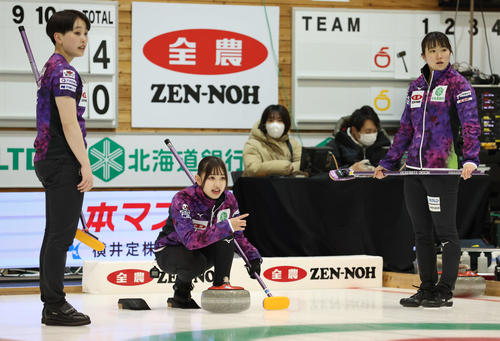 北海道銀行対岩手県協会 第4エンド、指示を出す北海道銀行の仁平。左は中島、右は山本(撮影・佐藤翔太)