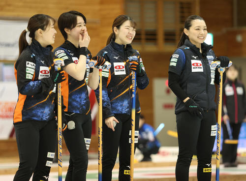 グランディール対ロコ・ソラーレS 試合前、笑顔を見せる本橋(右)らロコ・ソラーレSの選手たち(撮影・佐藤翔太)