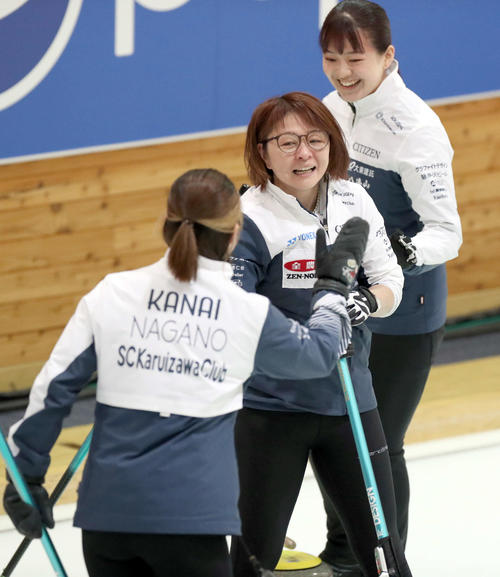 フォルティウス対SC軽井沢クラブ 第8エンド、得点を決め喜び合う西室(中央)らSC軽井沢クラブの選手たち(撮影・佐藤翔太)