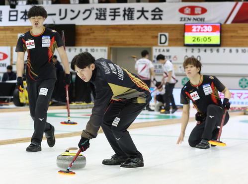 岡山CA対ロコ・ソラーレ 第4エンド、スイープをするロコ・ソラーレの中原(手前)(撮影・佐藤翔太)