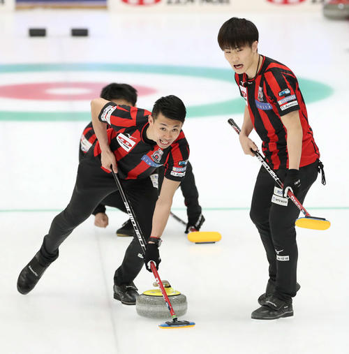 SC軽井沢クラブジュニア対コンサドーレ 第2エンド、スイープをするコンサドーレの清水(左)(撮影・佐藤翔太)