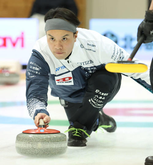 SC軽井沢クラブ対チーム佐藤 第3エンド、ショットを放つSC軽井沢クラブの山口(撮影・佐藤翔太)