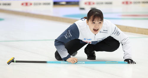 SC軽井沢クラブ対チーム広島 第1エンド、指示を出すSC軽井沢クラブの上野美(撮影・佐藤翔太)