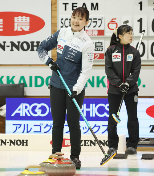 SC軽井沢クラブ対チーム広島 第7エンド、笑顔を見せるSC軽井沢クラブの上野美(撮影・佐藤翔太)