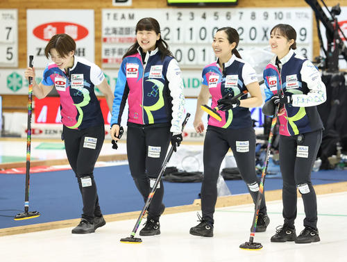 中部電力対フォルティウス 中部電力に勝利し笑顔を見せるフォルティウスの選手たち。左から小野寺、小谷、近江谷、小林(撮影・佐藤翔太)