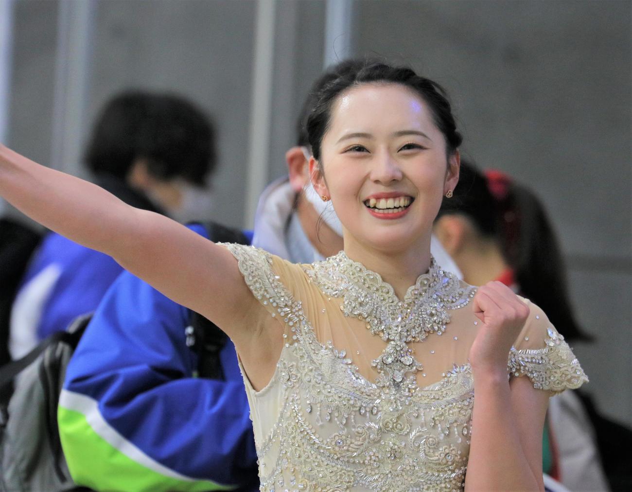 国民スポーツ大会冬季大会　成年女子SP後に笑顔を見せる三宅（撮影・藤塚大輔）