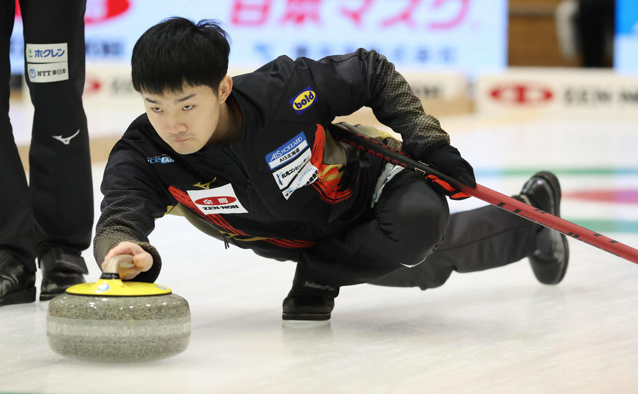 岡山CA対ロコ・ソラーレ　第4エンド、ショットを放つロコ・ソラーレの前田拓（撮影・佐藤翔太）