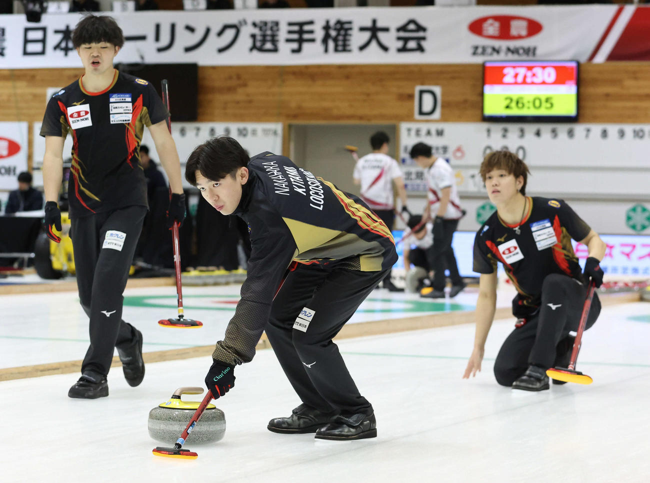 岡山CA対ロコ・ソラーレ　第4エンド、スイープをするロコ・ソラーレの中原（手前）（撮影・佐藤翔太）