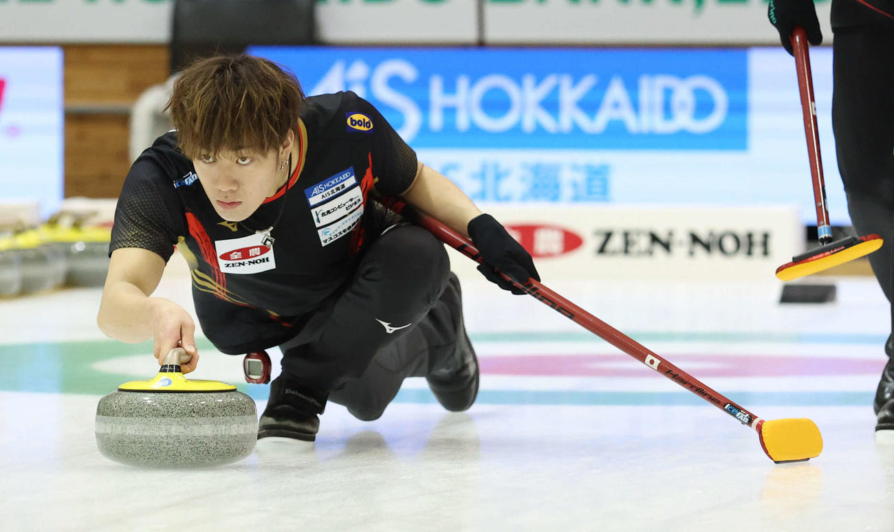 岡山CA対ロコ・ソラーレ　第4エンド、ショットを放つロコ・ソラーレの上川（撮影・佐藤翔太）