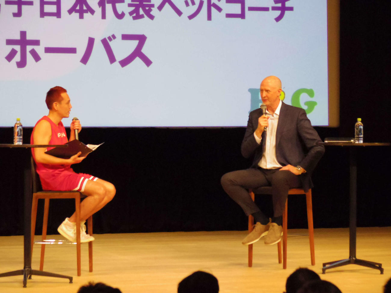 バスケットボール男子日本代表のホーバス監督（右）