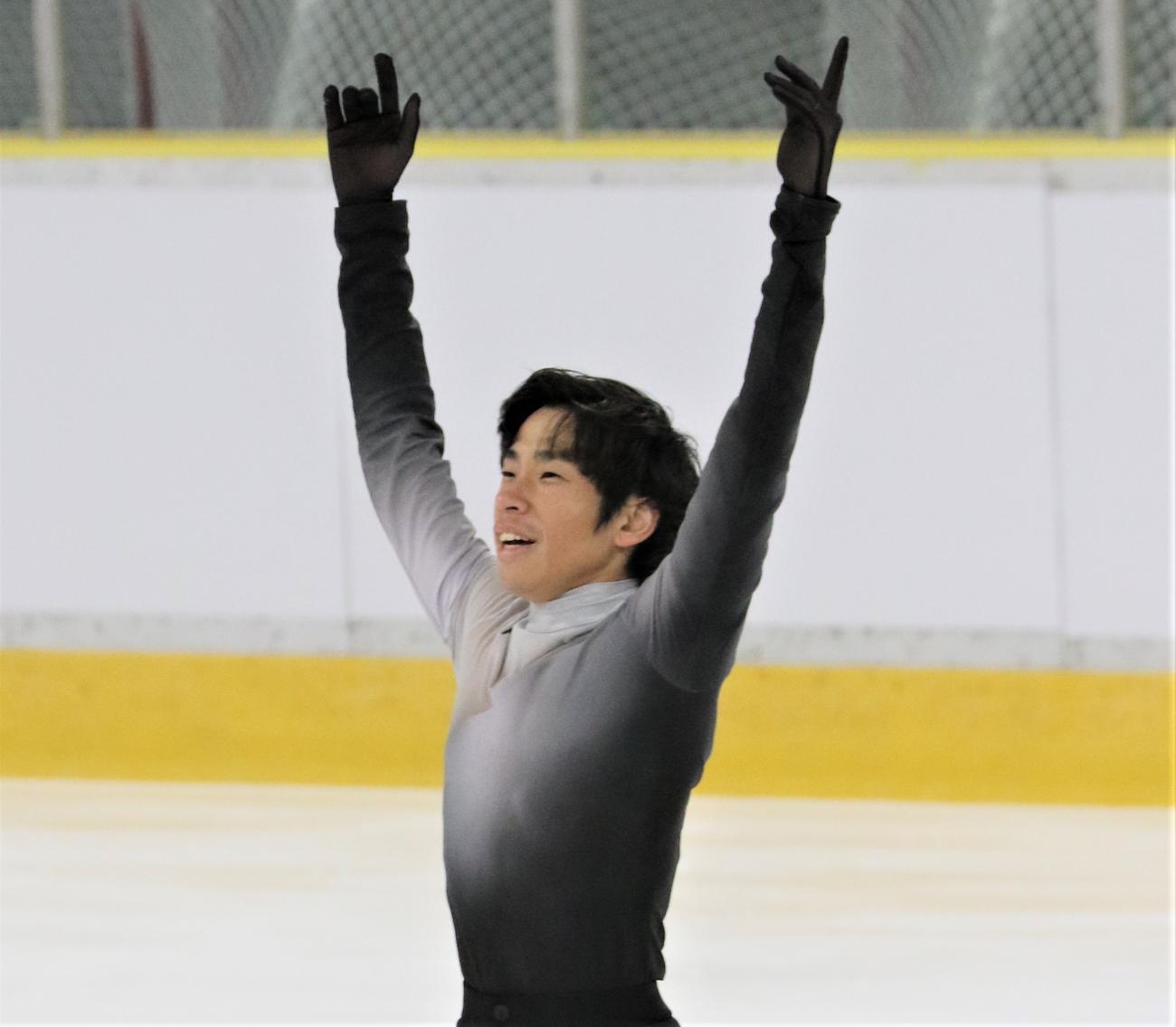 国民スポーツ大会冬季大会　成年男子フリーを終えてあいさつする織田（撮影・藤塚大輔）