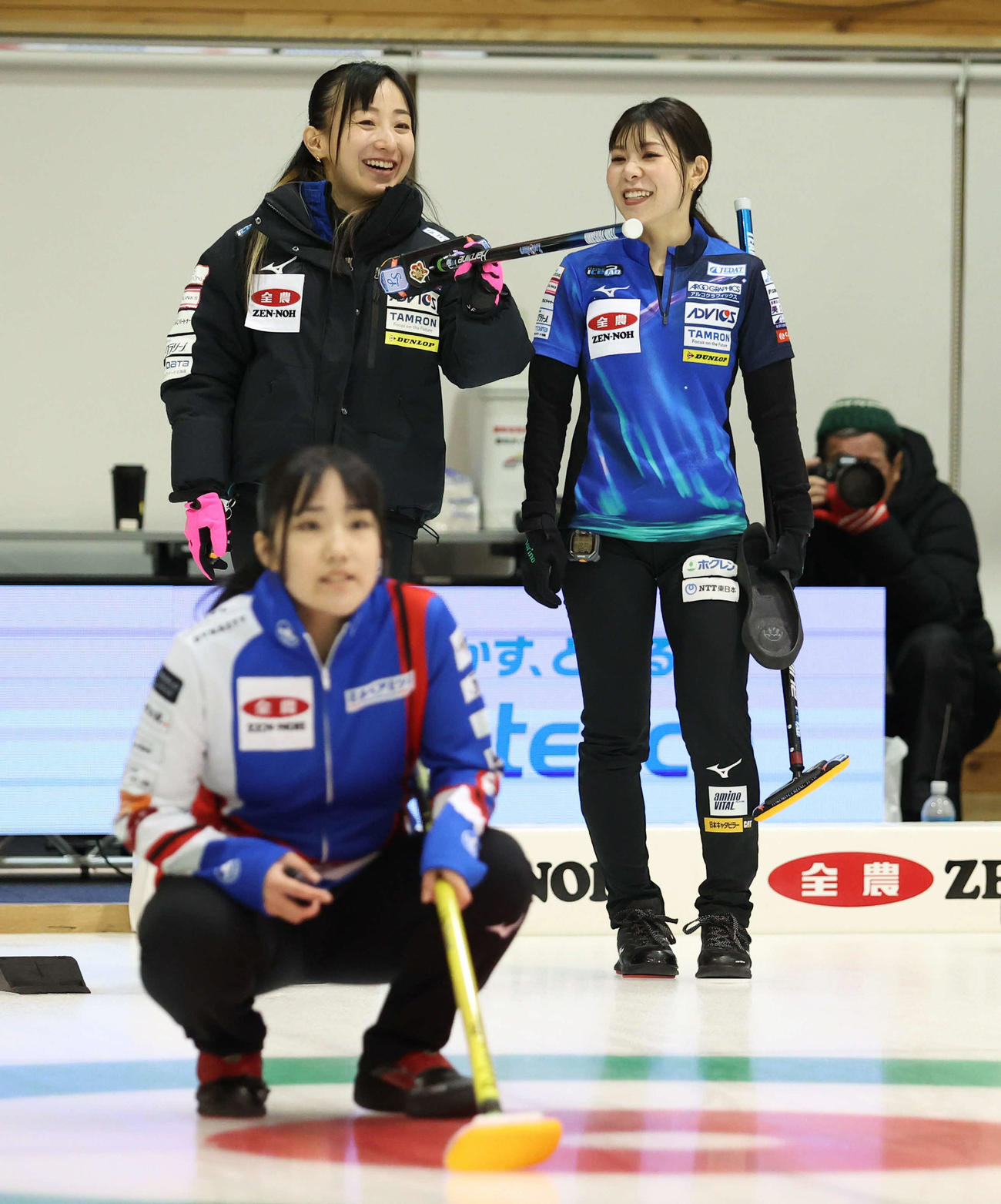 岩手県協会対ロコ・ソラーレ　第2エンド、笑顔を見せるロコ・ソラーレの藤沢（左）と吉田夕（撮影・佐藤翔太）