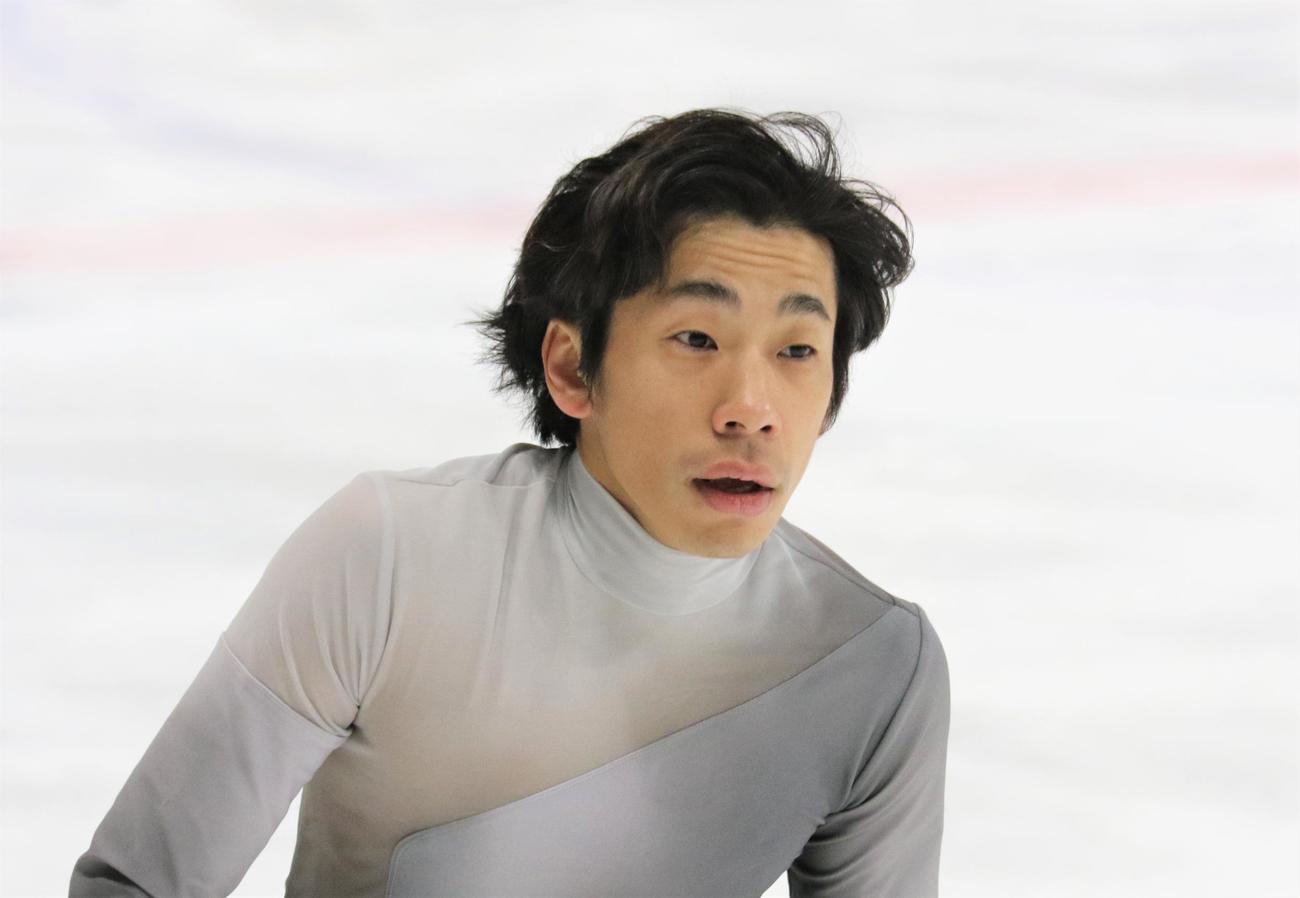 国民スポーツ大会冬季大会　成年男子フリー前の6分間練習に臨む織田（撮影・藤塚大輔）