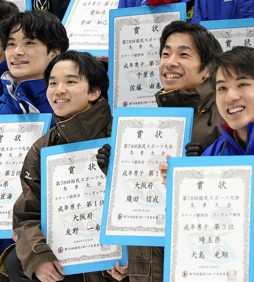 フィギュア成年男子で優勝した友野一希（左から2人目）と3位の織田信成（同3人目）（共同）