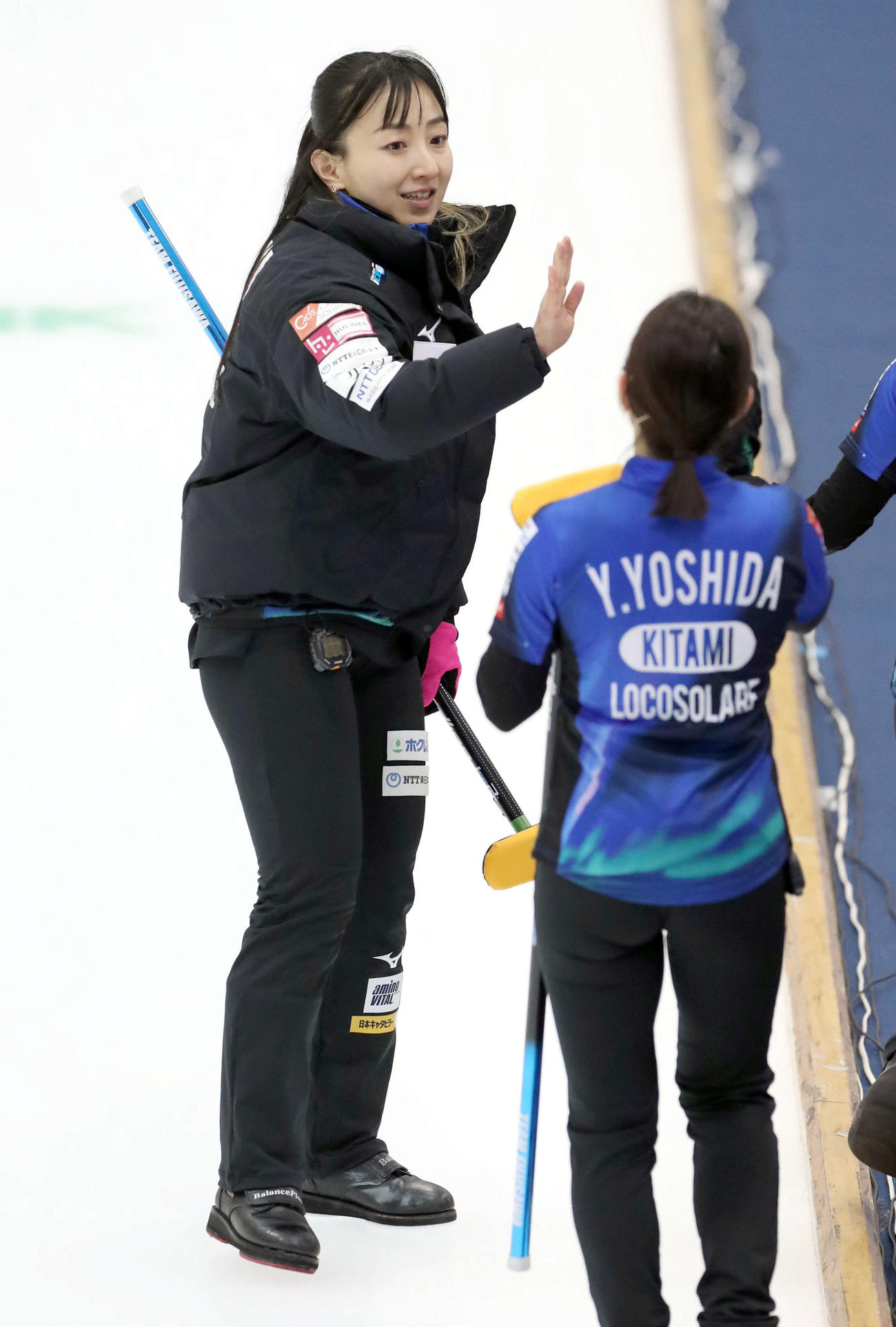 ロコ・ソラーレ対北海道銀行　第8エンド、笑顔を見せるロコ・ソラーレの藤沢（撮影・佐藤翔太）