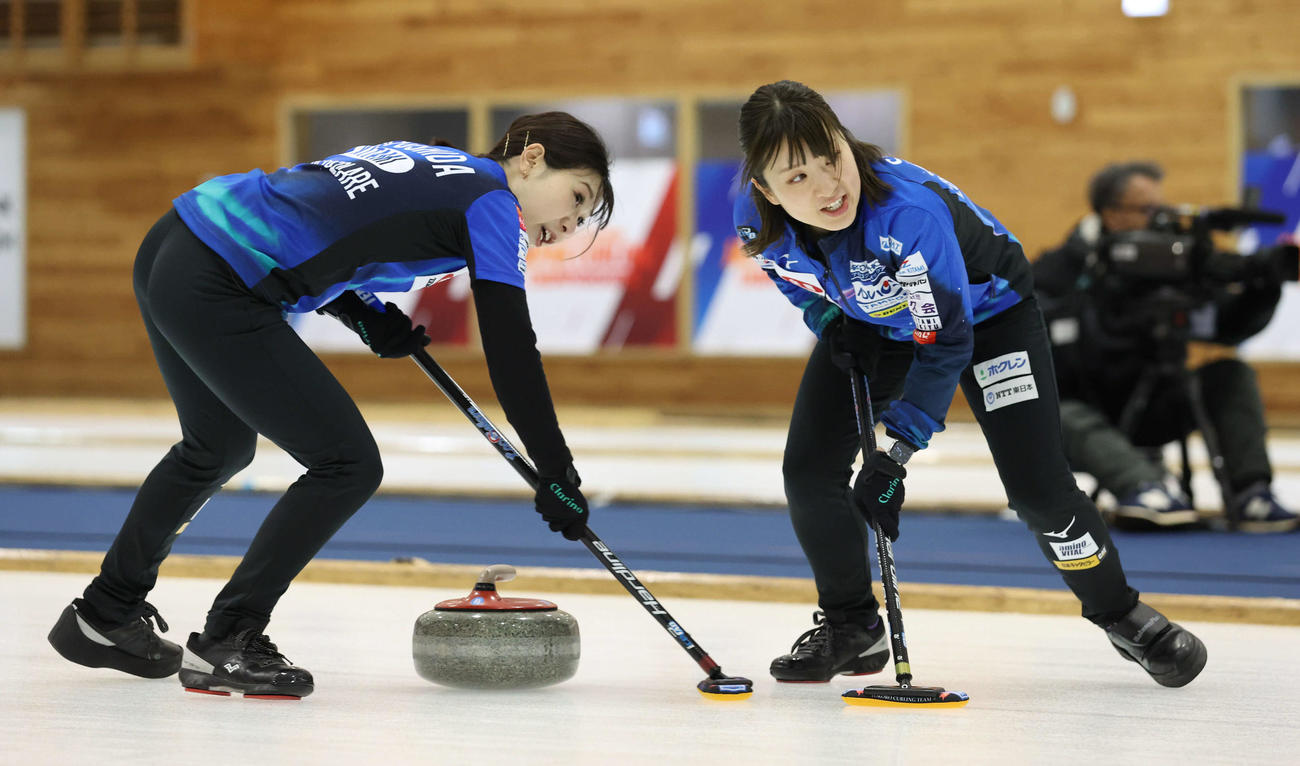 ロコ・ソラーレ対北海道銀行　第4エンド、スイープをするロコ・ソラーレの吉田夕（左）と鈴木（撮影・佐藤翔太）
