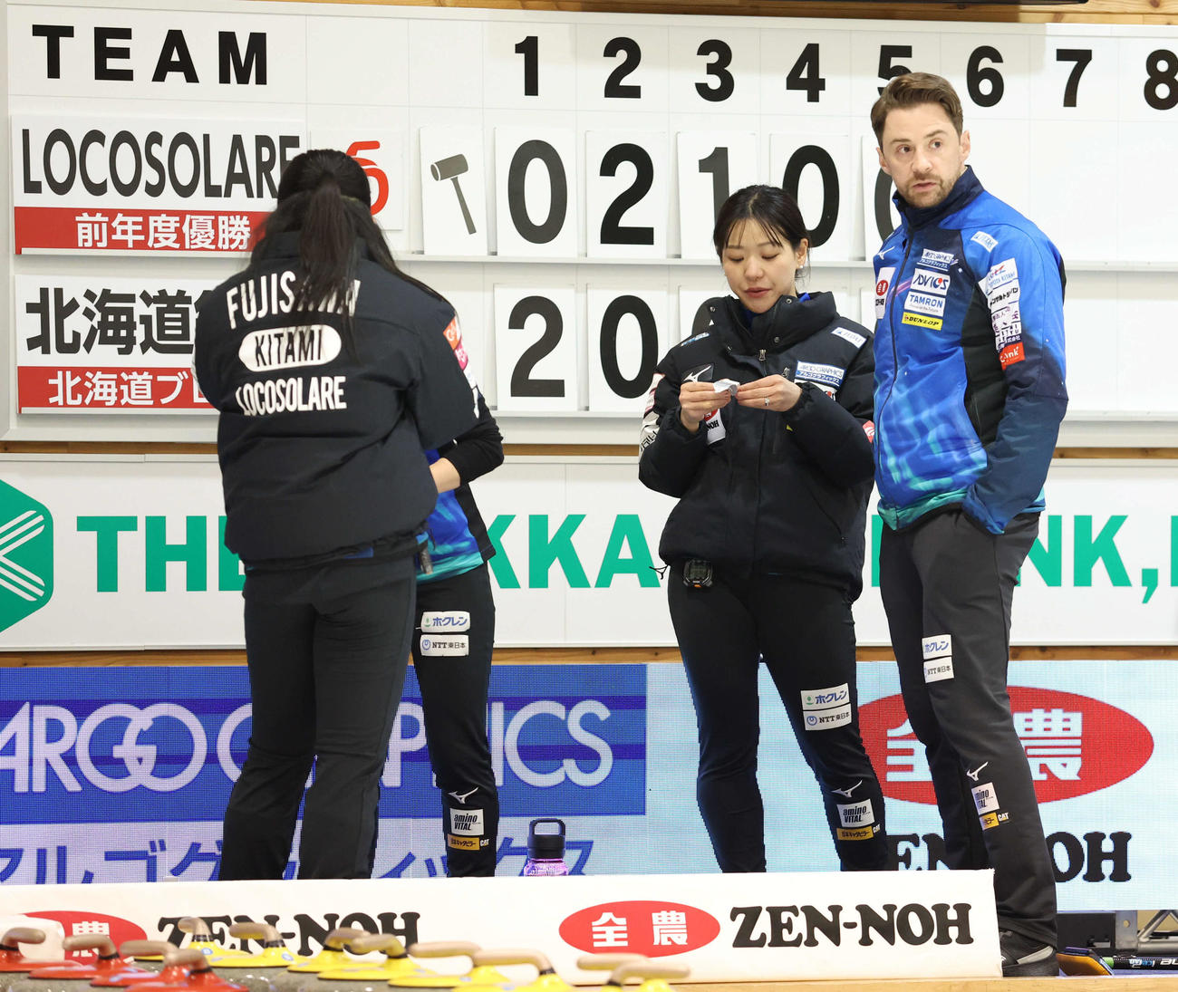 ロコ・ソラーレ対北海道銀行　第5エンド終了後、選手たちに指示をするロコ・ソラーレのリンド・コーチ（右）（撮影・佐藤翔太）