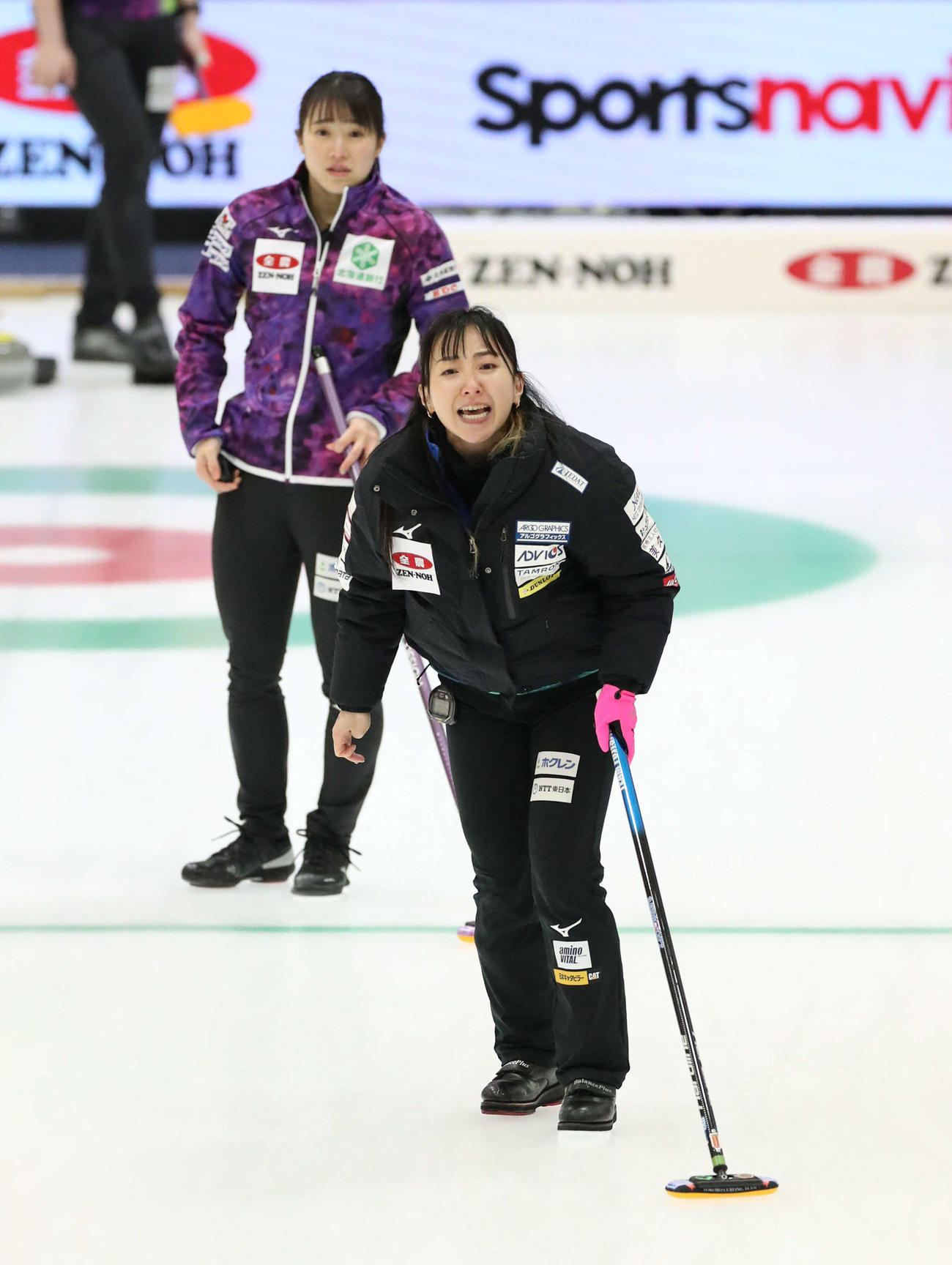 ロコ・ソラーレ対北海道銀行　第8エンド、指示を出すロコ・ソラーレの藤沢（手前）（撮影・佐藤翔太）