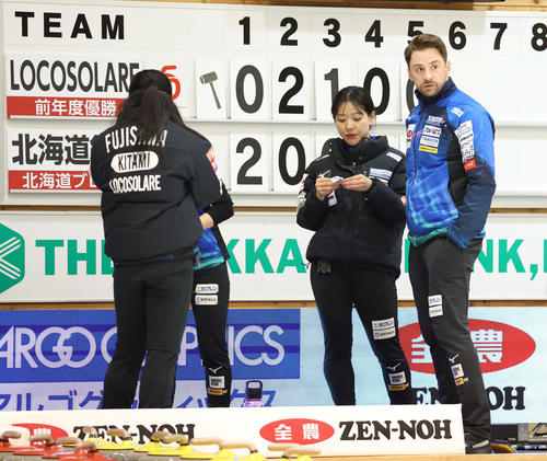 ロコ・ソラーレ対北海道銀行　第5エンド終了後、選手たちに指示をするロコ・ソラーレのリンド・コーチ（右）（撮影・佐藤翔太）