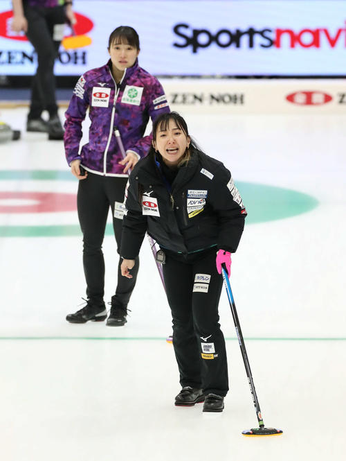 ロコ・ソラーレ対北海道銀行　第8エンド、指示を出すロコ・ソラーレの藤沢（手前）（撮影・佐藤翔太）