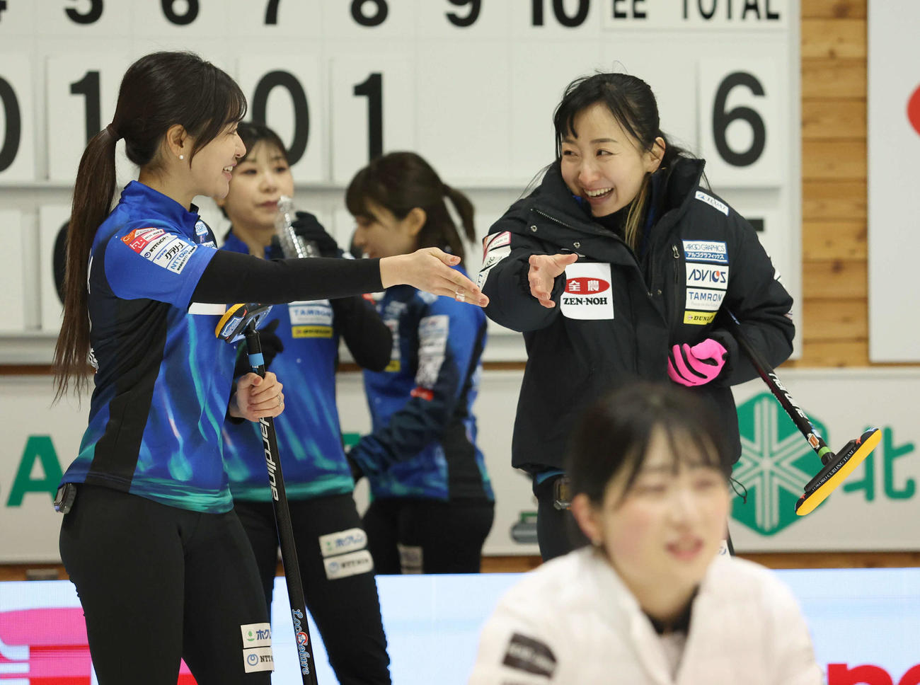 ロコ・ソラーレ対グランディール　第9エンド、談笑するロコ・ソラーレの吉田知（左）と藤沢（撮影・佐藤翔太）