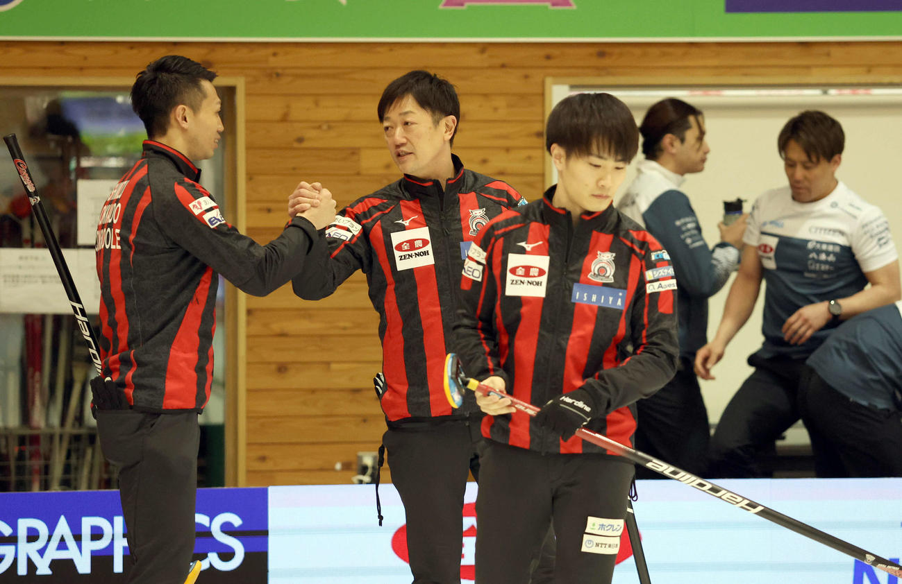 コンサドーレ対SC軽井沢クラブ　SC軽井沢クラブに勝利したたえ合うコンサドーレの清水（左）と阿部（撮影・佐藤翔太）