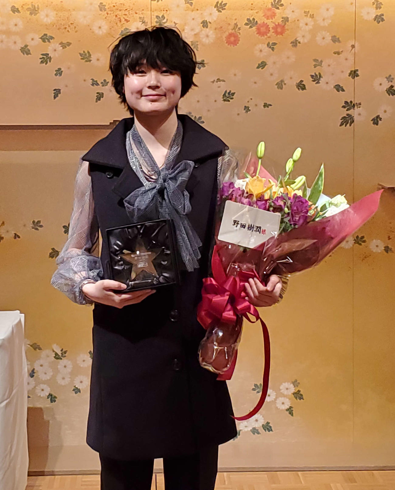 ZinoxF2000で優勝を飾ったJujuはトロフィーを手に笑顔