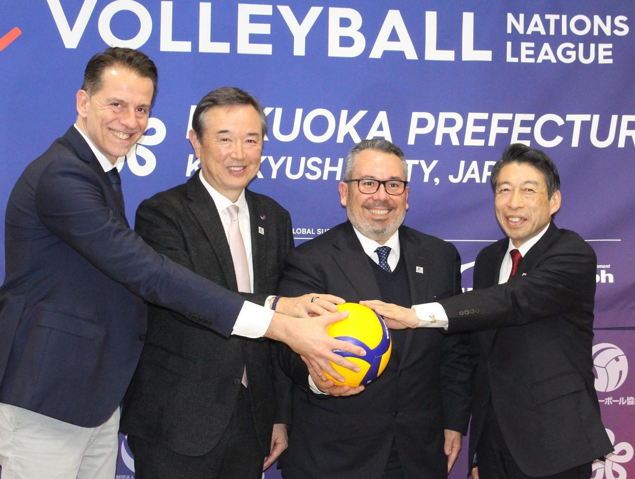 ネーションズリーグ福岡大会発表会見に出席したバレーボールワールドのギド・ベッティCOO、日本バレーボール協会の金川裕一副会長、国際バレーボール連盟のファビオ・アゼべド事務総長、福岡県の服部誠太郎知事（左から）（撮影・菊川光一）＝2024年1月31日、福岡県庁