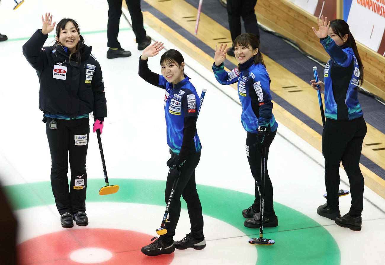 ロコ・ソラーレの選手たち。左から藤沢五月、吉田夕梨花、鈴木夕湖、吉田知那美（2024年1月30日撮影）