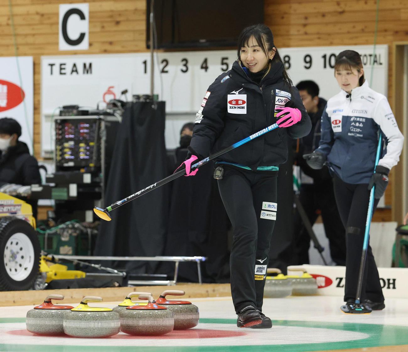 SC軽井沢クラブ対ロコ・ソラーレ　第5エンド、笑顔を見せるロコ・ソラーレの藤沢（撮影・佐藤翔太）