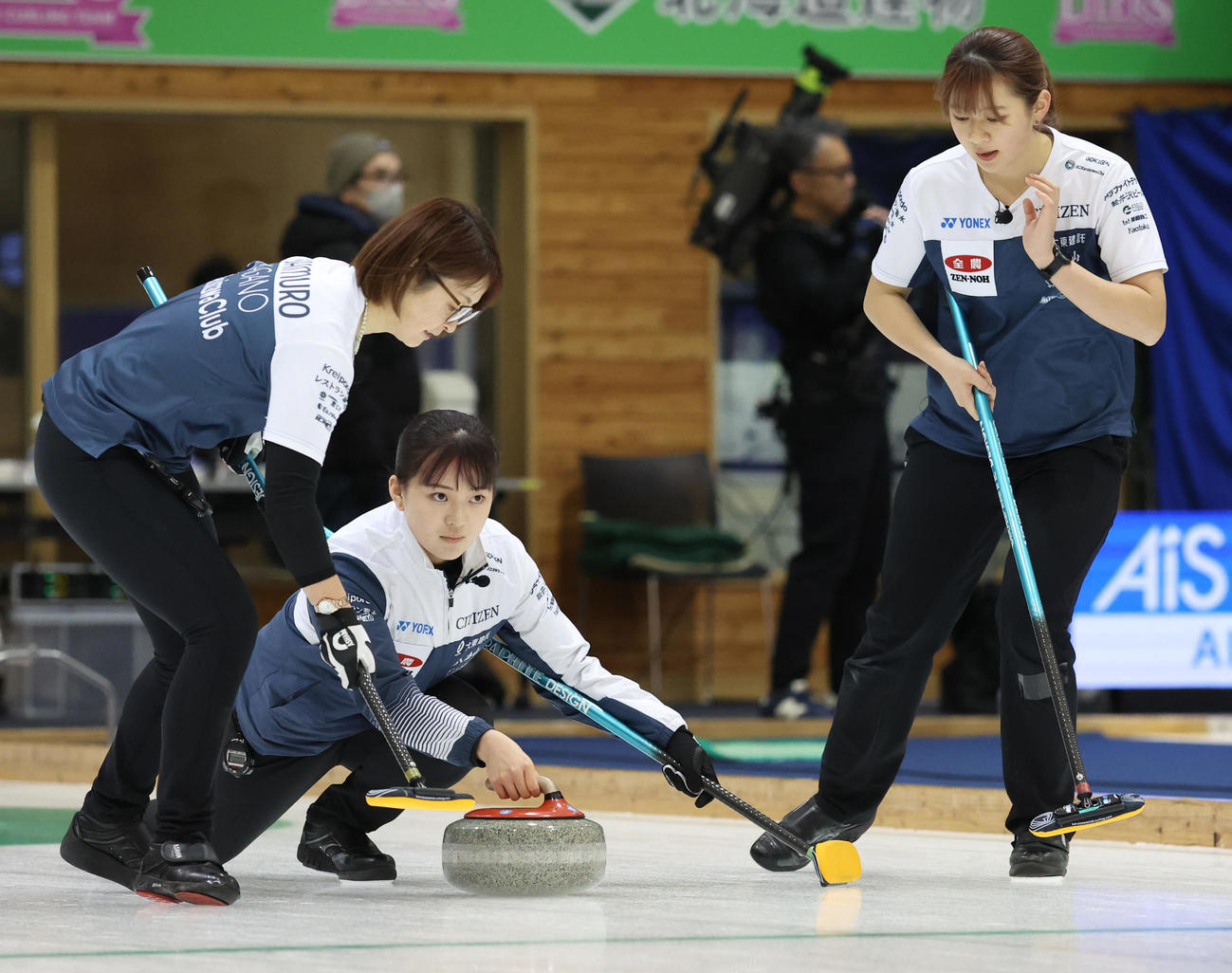 SC軽井沢クラブ対ロコ・ソラーレ　第9エンド、ショットを放つSC軽井沢クラブの上野美（中央）（撮影・佐藤翔太）