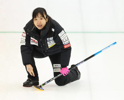 SC軽井沢クラブ対ロコ・ソラーレ　第10エンド、SC軽井沢クラブに敗れ、肩を落とすロコ・ソラーレの藤沢（撮影・佐藤翔太）