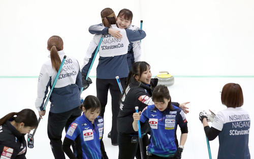 SC軽井沢クラブ対ロコ・ソラーレ　第10エンド、ロコ・ソラーレに勝利し、抱き合って喜ぶSC軽井沢クラブの上野美（中央後方）と金井（撮影・佐藤翔太）