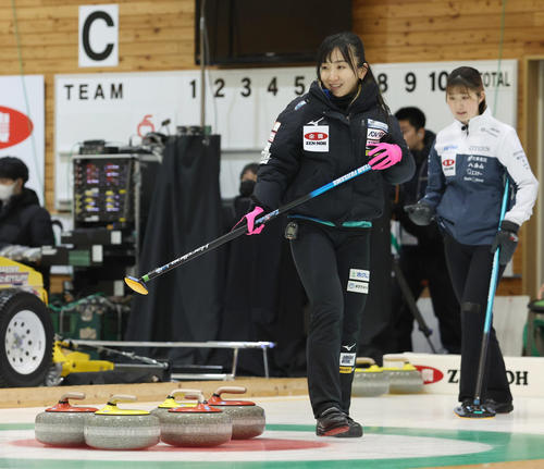 SC軽井沢クラブ対ロコ・ソラーレ　第5エンド、笑顔を見せるロコ・ソラーレの藤沢（撮影・佐藤翔太）