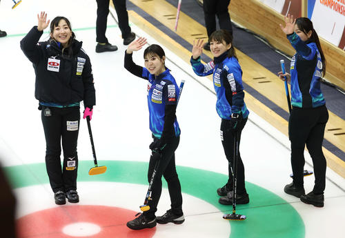 ロコ・ソラーレの選手たち。左から藤沢五月、吉田夕梨花、鈴木夕湖、吉田知那美（2024年1月30日撮影）