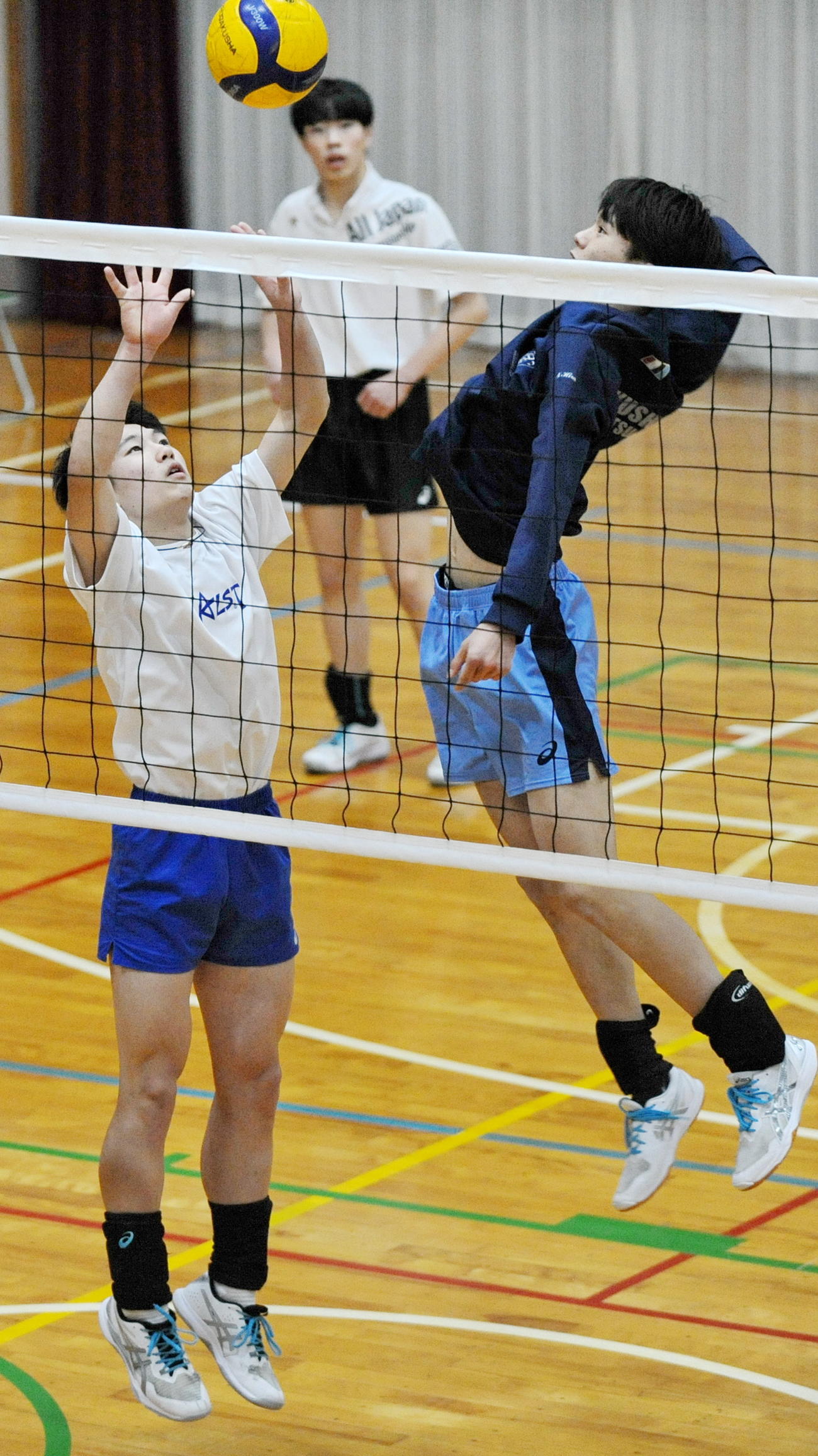 トスを上げる浜松修学舎セッター若杉（左）　